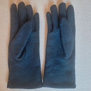 Chic Black Gloves with Bow Accent